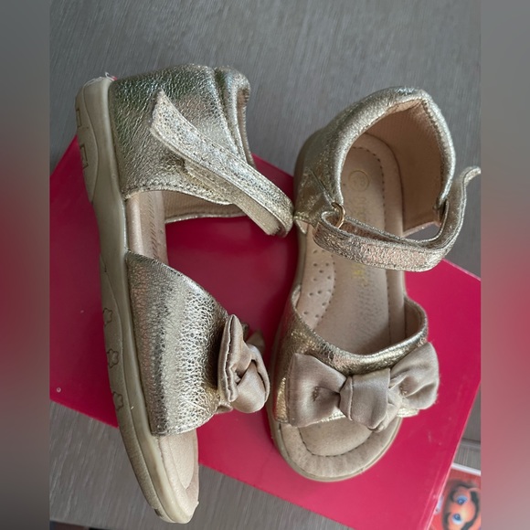 Stuart Weitzman girls toddler sandals size 7 Gold with bow detail - Picture 3 of 6